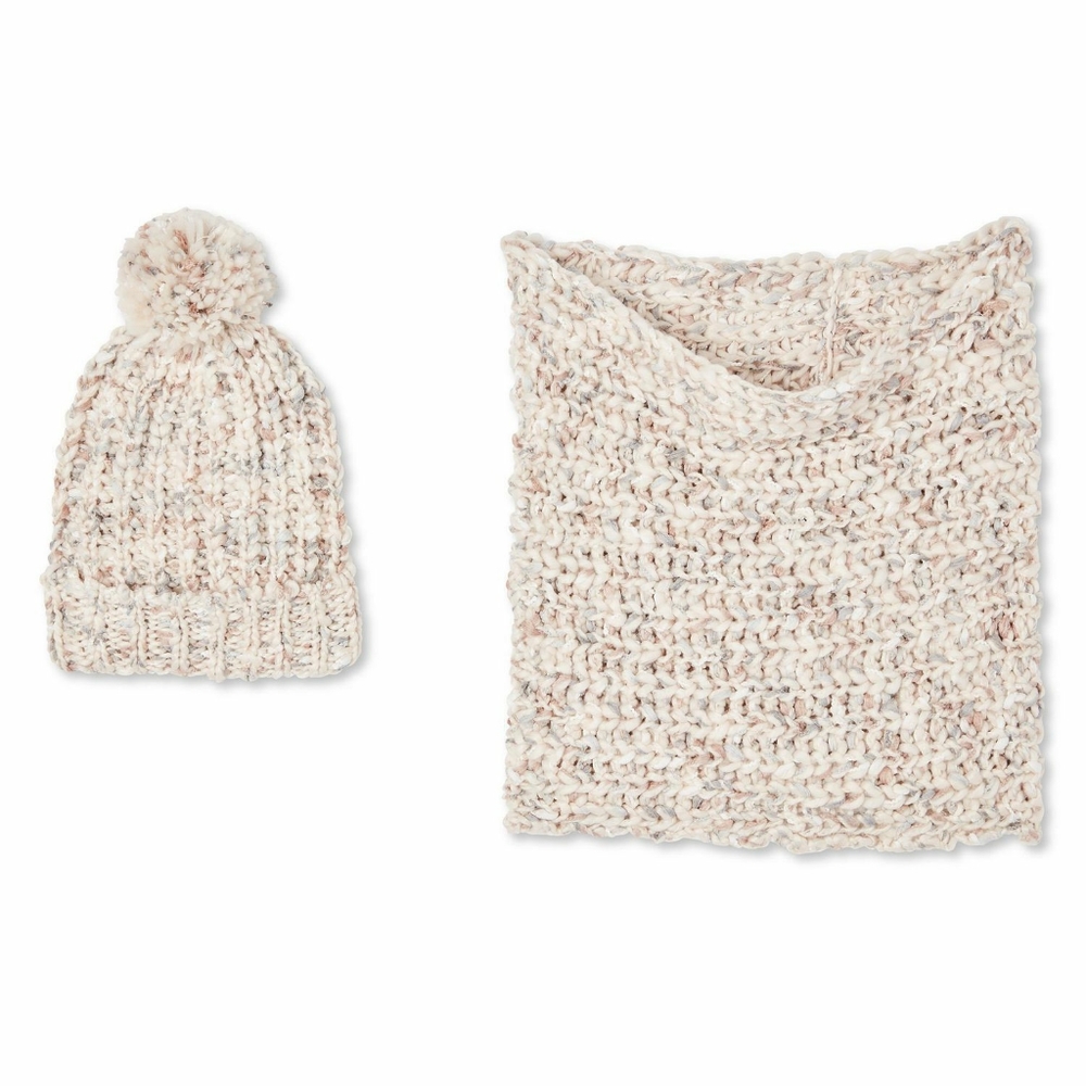 (NWT) Woman's chenille hat & scarf set